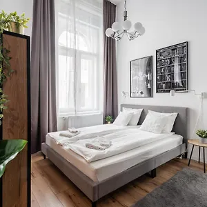  Appartamento E32 - Oktogon Panorama Suite - Best Location - By Bqa Ungheria